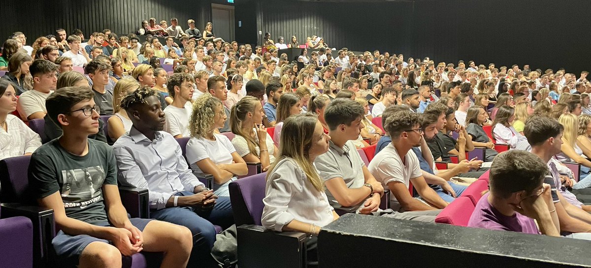 FroehlicherT's tweet photo. L’ouverture de l’année académique 22/23 s’accélère : bienvenue à nos 355 nouveaux étudiants du Programme Grande École - Master in Management @RennesSB #PGE #PreMaster #MiM en cette belle et (très) ensoleillée journée rennaise et bretonne ! https://t.co/d1I8feCpq2