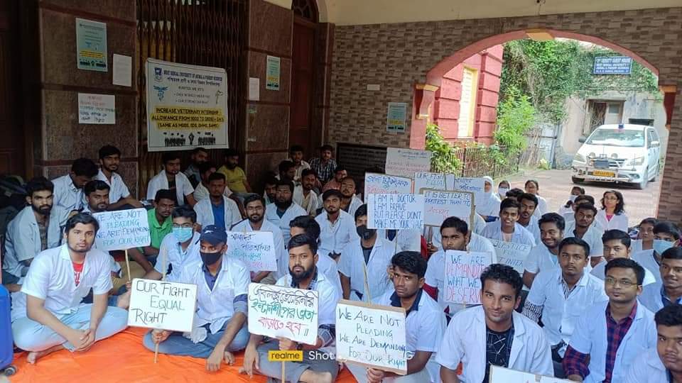 ForumBengal's tweet photo. অবস্থান বিক্ষোভ-Day 15 ✊✊
Our movement will not stop till then Until our demands are fulfilled.
#increase_veterinary_intern_stipend
#increase_veterinary_internship_allowance
@MamataOfficial @SwapanDebnath98 @AITCofficial @atul1chaturvedi @Murugan_MoS @Dept_of_AHD @presidentVCI https://t.co/hYgKKBwvv8