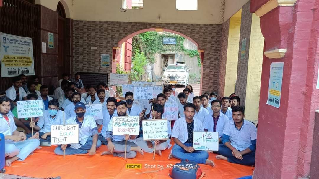 অবস্থান বিক্ষোভ-Day 15 ✊✊
Our movement will not stop till then Until our demands are fulfilled.
#increase_veterinary_intern_stipend
#increase_veterinary_internship_allowance
<a href="/MamataOfficial/">Mamata Banerjee</a> <a href="/SwapanDebnath98/">Swapan Debnath</a> <a href="/AITCofficial/">All India Trinamool Congress</a> <a href="/atul1chaturvedi/">atul chaturvedi</a> @Murugan_MoS <a href="/Dept_of_AHD/">Dept of Animal Husbandry & Dairying, Min of FAH&D</a> <a href="/presidentVCI/">Dr. Umesh C Sharma</a>