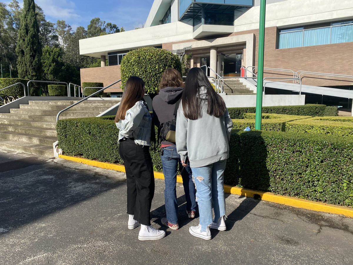 uicmx's tweet photo. #TerritorioUIC Desde temprano, estudiantes de 3er semestre de #Comunicación aprovechan la luz natural del sol para practicar los mejores encuadres en sus ejercicios de clase de #fotografía 📸 
#TalentoUIC #orgullosamenteUIC https://t.co/A6Ar5pMX0C