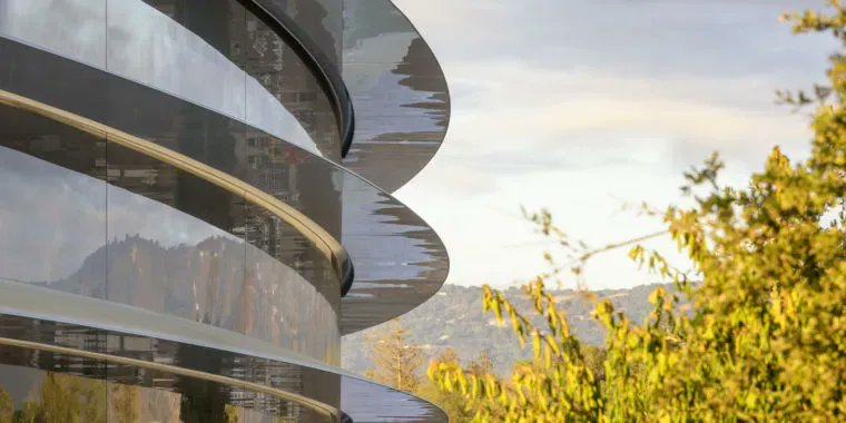 CharlieFink's tweet photo. Trademarks have been filed for #RealityOne #RealityPro & #RealityProcessor ahead of Apple's plans to launch a #MixedReality headset
Trademark filing for “Reality Pro” suggests #Apple’s headset is on the way https://t.co/V52TwXhJsH https://t.co/wl8VCMaDGC