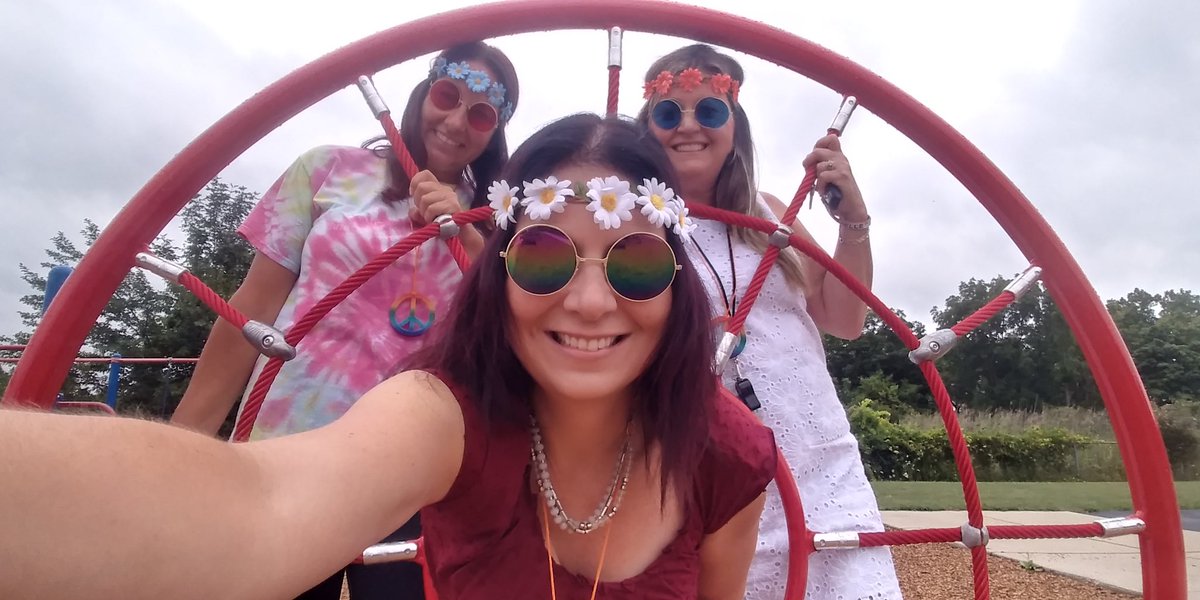 MayerFirstGrade's tweet photo. Peace Love Playground !! #GSDFirstWeek #peaceloveparsons https://t.co/9jHNDhMnrY