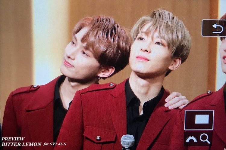 OFONGOI's tweet photo. 첫번째 앨리스는 선홍의 검사 두번째 앨리스는 푸른 음악가 https://t.co/vJrtXPSWsD
