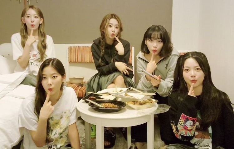 [🔎] Você sabia que a formação do LE SSERAFIM poderia ser muito diferente da atual? 

Segue a thread 👇🏼