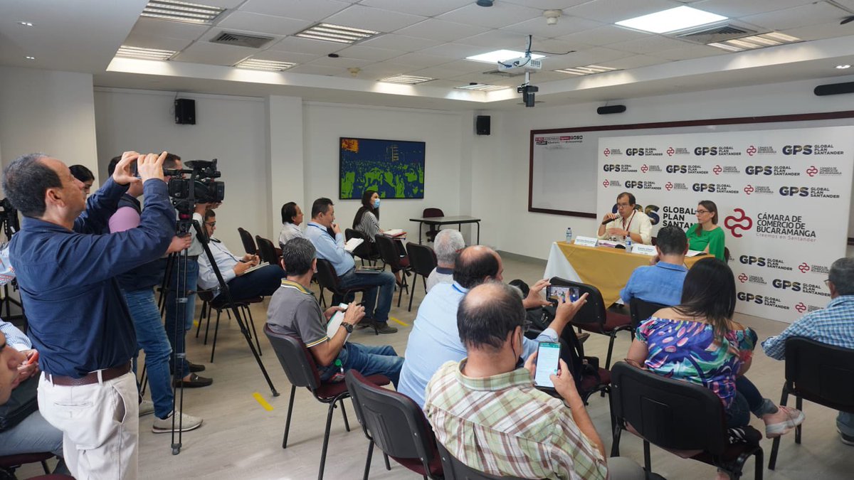 CCBucaramanga's tweet photo. #AEstaHora junto a @PROCOLOMBIACO iniciamos la rueda de prensa del Balance Exportador Primer Semestre de 2022, el cual mide las exportaciones no minero energéticas santandereanas y es realizado por el Global Plan Santander, estrategia de internacionalización liderada por la #CCB. https://t.co/0J3vCkdkgi