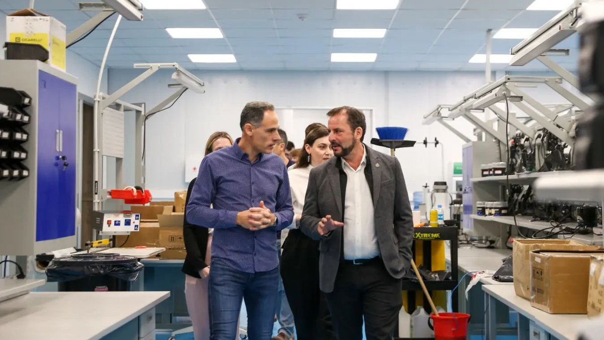 CienciaSantaFe's tweet photo. 🚀 En ese marco, visitamos empresas que muestran el gran potencial innovador de Santa Fe: la incubadora y aceleradora @uovotek; #Terragene, que exporta a 70 países; #INDEAR, donde nos reunimos además con consejeros de EdC; y por último recorrimos @HeritasArg e #INMET. https://t.co/JzyQj239XC