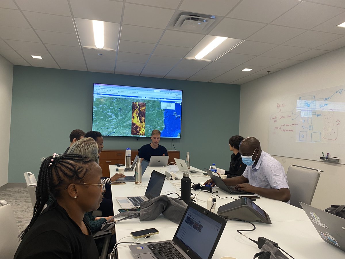 Harvest researchers @umdgeography hosted a 'Scalable Cropland Mapping Workshop' in coordination with @RCMRD_. Attendees had excellent discussions about sampling data, deep learning time series models, & what a good map actually means for stakeholders. 👉nasaharvest.github.io/rcmrd2022.html