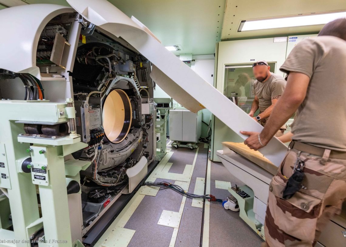 santearmees's tweet photo. Le scanner du #ROLE2 de la plateforme opérationnelle désert de #Gao a été aérotransportée afin d'être redéployé vers Niamey.
Objectif : éviter une rupture capacitaire des moyens #chirurgicaux sur la base 🇫🇷.
En savoir plus 👉https://t.co/CmKtGQVMKI
#NotreDéfense https://t.co/05gNDNuT5n