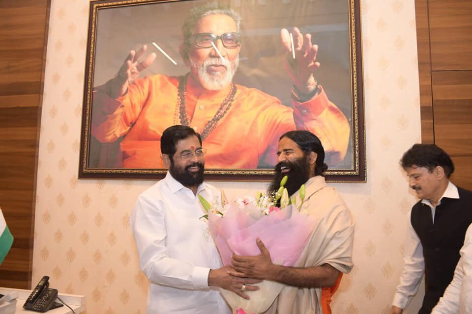 ians_india's tweet photo. Yoga #GuruRamdev (@yogrishiramdev) called on #Maharashtra Chief Minister #EknathShinde (@mieknathshinde) and solemnly touched his feet, even as the Shiv Sena questioned the latter's credentials, on Tuesday. https://t.co/deiUcYSB3f