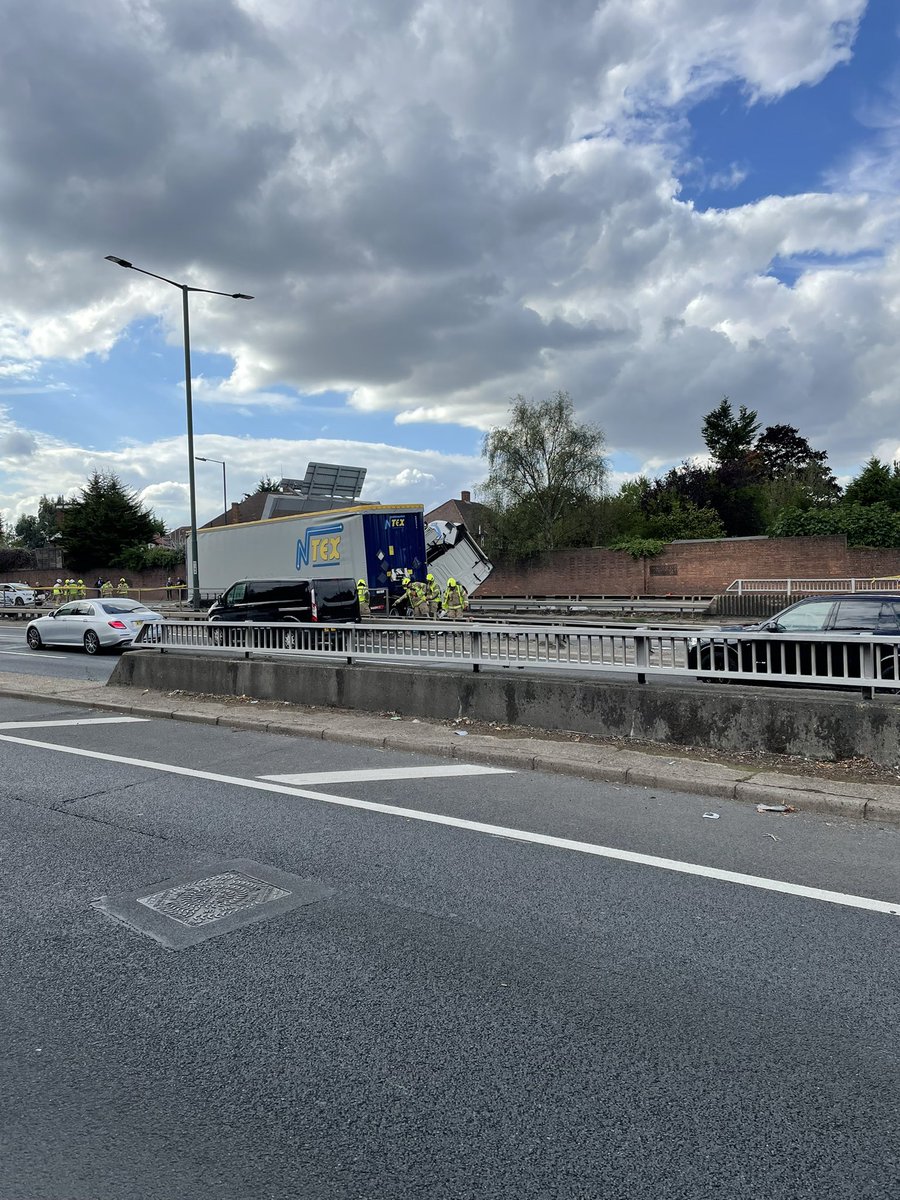 skiddy08's tweet photo. A3 new Malden crash #A3 #newmalden #surrey #london #A3crash https://t.co/52uWGPq9IX