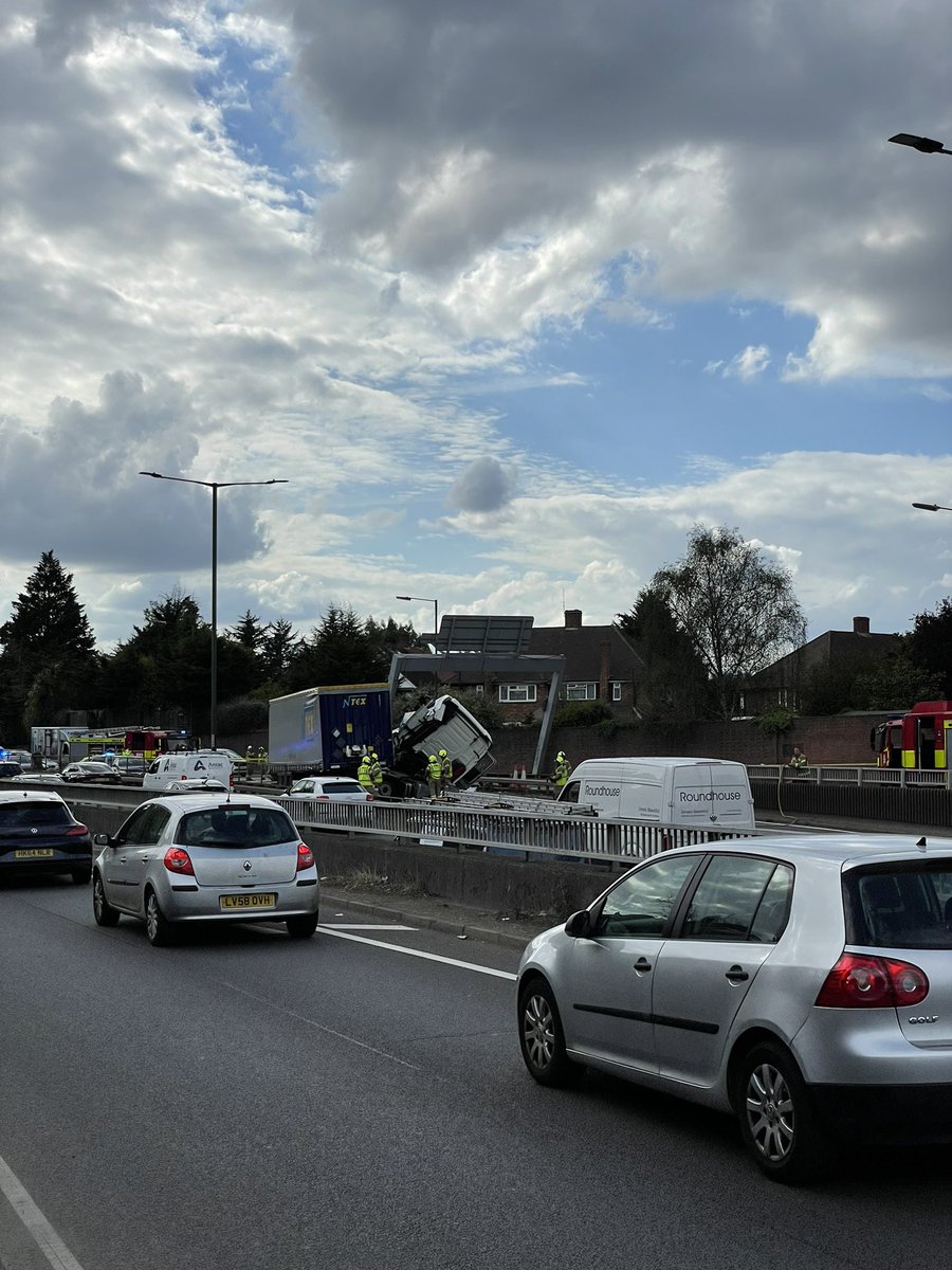 skiddy08's tweet photo. A3 new Malden crash #A3 #newmalden #surrey #london #A3crash https://t.co/52uWGPq9IX