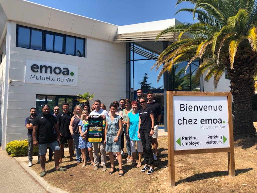 MutuelleEmoa's tweet photo. [𝗣𝗔𝗥𝗧𝗘𝗡𝗔𝗥𝗜𝗔𝗧] 🏉
𝙀𝙈𝙊𝘼 𝙈𝙪𝙩𝙪𝙚𝙡𝙡𝙚 𝙚𝙨𝙩 𝙛𝙞𝙚̀𝙧𝙚 𝙙𝙚 𝙧𝙚𝙣𝙤𝙪𝙫𝙚𝙡𝙚𝙧 𝙨𝙤𝙣 𝙨𝙤𝙪𝙩𝙞𝙚𝙣 𝙖𝙪 @RCHCCrugby pour la nouvelle saison 2022/2023 !

𝐍𝐨𝐮𝐬 𝐬𝐨𝐮𝐡𝐚𝐢𝐭𝐨𝐧𝐬 𝐮𝐧 𝐛𝐨𝐧 𝗰𝗵𝗮𝗺𝗽𝗶𝗼𝗻𝗻𝗮𝘁 𝐚̀ 𝐭𝐨𝐮𝐭𝐞 𝐥'𝐞́𝐪𝐮𝐢𝐩𝐞 ! https://t.co/vsklWX6479