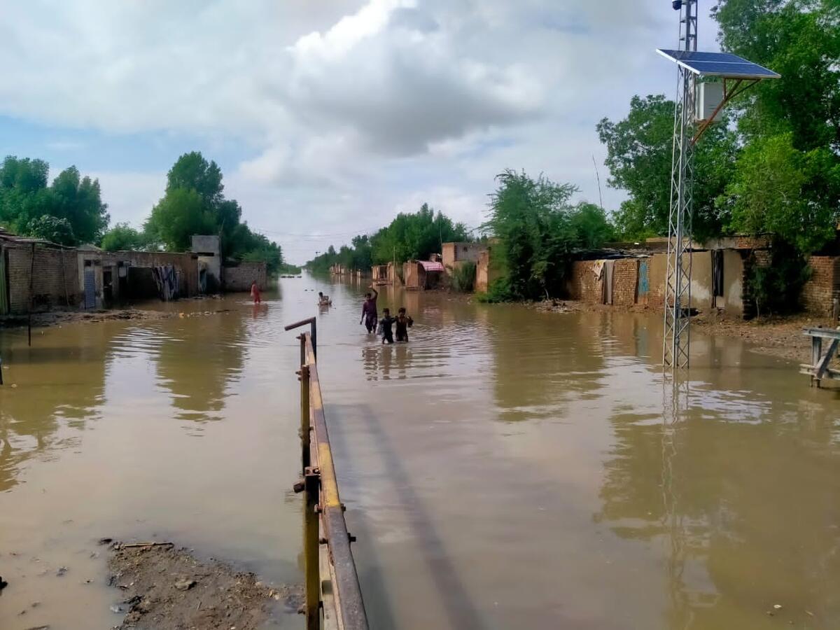 save_children's tweet photo. At least 14% of people in #Pakistan - 33 million people including over 11 million children - are severely affected by devastating floods.

This is the worst flooding the country has suffered in decades. We are on the ground distributing urgent life-saving aid. #PakistanFloods https://t.co/ZfH3ool0bl