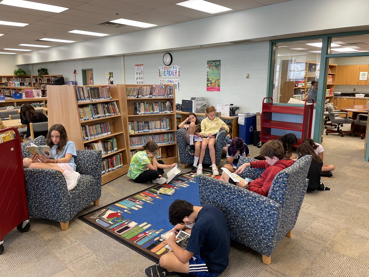 CPESspecialist's tweet photo. Books in hand, let a year of reading begin! #cpesbelieves #cpesreads #onekindactvienna https://t.co/yG7Hcgo8yl