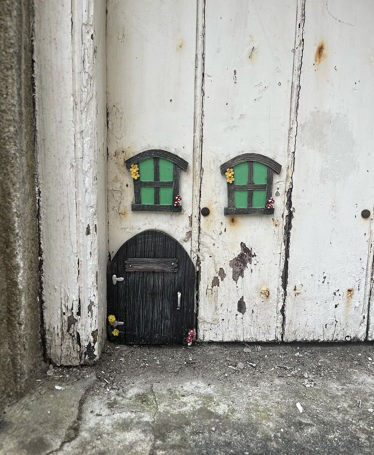 THWestateagents's tweet photo. How cute is this mouse house on Jingling Lane Kirkby Lonsdale? Should we go into selling mini homes? ๐ญ๐
#Smallhome #Spotted #Kirkbylonsdale #Mousehouse #Sales #Lettings #southlakes #lakedistrict #localfinds https://t.co/MgTwaR4zko