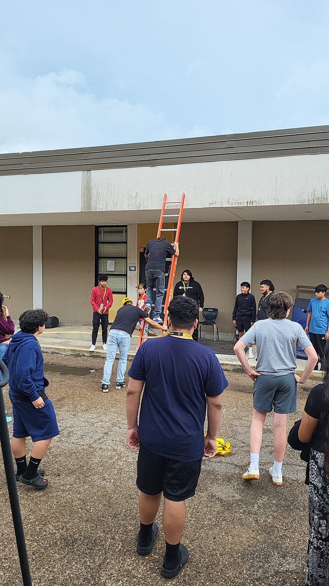 CoachPearce2's tweet photo. 3 points of contact #SafetyFirst @cte_sbisd @SpringWoodsHigh https://t.co/QAFQ8rNX2v