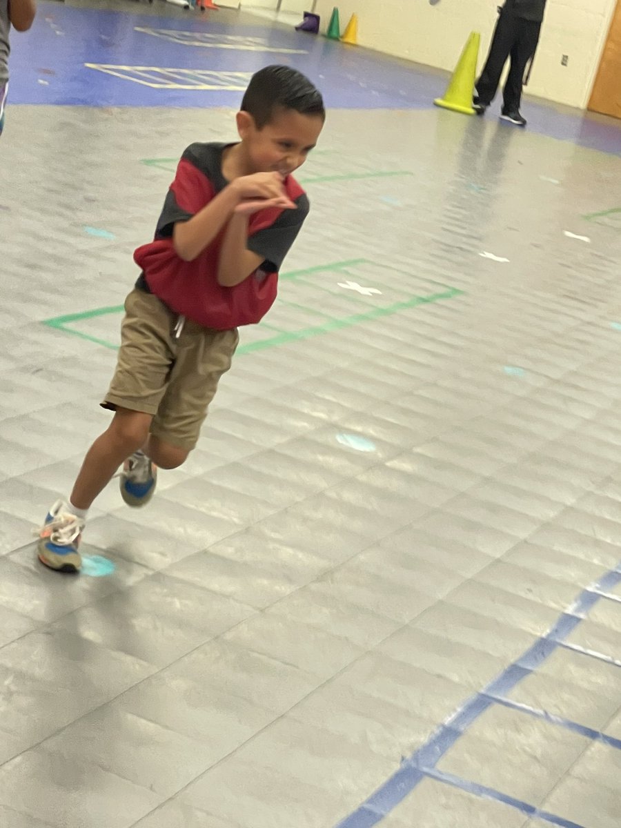 CoachMv23's tweet photo. Sharks 🦈 and minnows 🐟is the perfect disguise of having the kids run liners! Love ❤️ it!!! Here is one of our vicious sharks! #runninglinerstogetinshape #milammustangs @bmcclenn @McAllenISD @BenMilamElem https://t.co/nPGkig2TH7