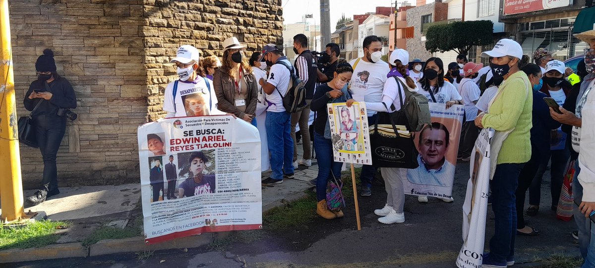 ladobemx's tweet photo. Familiares de personas desaparecidas del colectivo @VozdelosDesapa se reúnen afuera de la Comisión de búsqueda previo a la marcha del 30 de agosto, día en que se conmemora a las víctimas de desaparición forzada. https://t.co/m7vDRhOIJM