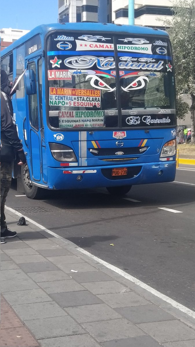 pipesar1's tweet photo. Cuando hay un accidente los choferes "profesionales" dicen, Esque no le vi. El tener el parabrisa lleno de cromos y letreros es prudente y aceptable? @AMT_Quito hagan algo por favor. Foto tomada en la Av. Amazonas fuera del CCI 30-08-2022 https://t.co/CaasaMmaqc