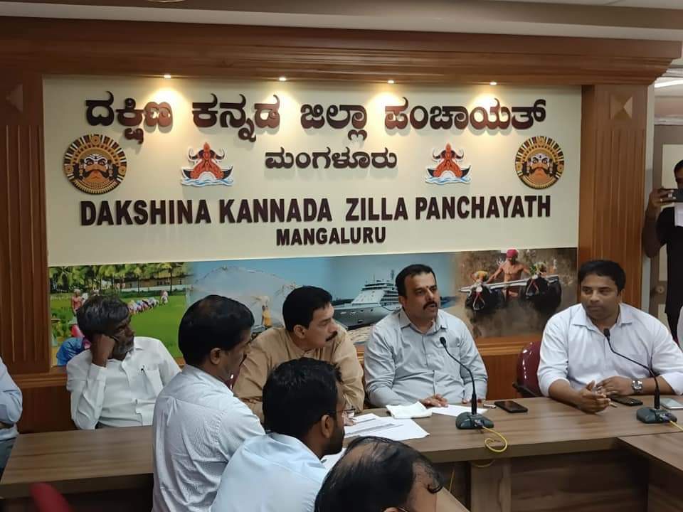 BJP4Karnataka's tweet photo. ಪ್ರಧಾನಿ ಮೋದಿ ಅವರು ವಿವಿಧ ಕಾಮಗಾರಿಗಳ ಶಂಕುಸ್ಥಾಪನೆ ಹಾಗೂ ಉದ್ಘಾಟನೆ ನೆರವೇರಿಸಲು ಮಂಗಳೂರಿಗೆ ಸೆಪ್ಟೆಂಬರ್ 2 ರಂದು ಆಗಮಿಸಲಿದ್ದು ಈ ಹಿನ್ನೆಲೆಯಲ್ಲಿ ಕಾರ್ಯಕ್ರಮದ ಪೂರ್ವತಯಾರಿ ಬಗ್ಗೆ ಇಂದು ಮಂಗಳೂರಿನ ಜಿಲ್ಲಾ ಪಂಚಾಯತ್ ಸಭಾಂಗಣದಲ್ಲಿ ರಾಜ್ಯಾಧ್ಯಕ್ಷರಾದ ಶ್ರೀ @nalinkateel ಅವರು ಸಭೆ ನಡೆಸಿದರು.

#KarnatakaWelcomesModi https://t.co/yv0SIScgAe