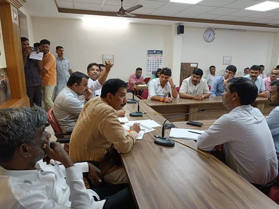 BJP4Karnataka's tweet photo. ಪ್ರಧಾನಿ ಮೋದಿ ಅವರು ವಿವಿಧ ಕಾಮಗಾರಿಗಳ ಶಂಕುಸ್ಥಾಪನೆ ಹಾಗೂ ಉದ್ಘಾಟನೆ ನೆರವೇರಿಸಲು ಮಂಗಳೂರಿಗೆ ಸೆಪ್ಟೆಂಬರ್ 2 ರಂದು ಆಗಮಿಸಲಿದ್ದು ಈ ಹಿನ್ನೆಲೆಯಲ್ಲಿ ಕಾರ್ಯಕ್ರಮದ ಪೂರ್ವತಯಾರಿ ಬಗ್ಗೆ ಇಂದು ಮಂಗಳೂರಿನ ಜಿಲ್ಲಾ ಪಂಚಾಯತ್ ಸಭಾಂಗಣದಲ್ಲಿ ರಾಜ್ಯಾಧ್ಯಕ್ಷರಾದ ಶ್ರೀ @nalinkateel ಅವರು ಸಭೆ ನಡೆಸಿದರು.

#KarnatakaWelcomesModi https://t.co/yv0SIScgAe