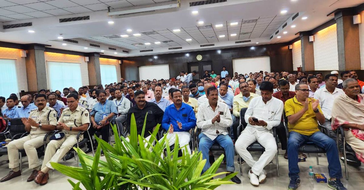MayorofBBSR's tweet photo. Attended a meeting convened by the Commissionerate Police to discuss Durga Puja and Laxmi Puja preparations in the capital city. https://t.co/FLjykFpeQb