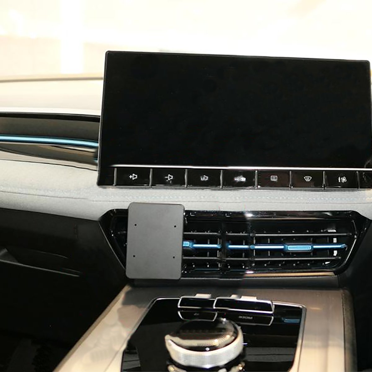 BroditUK's tweet photo. Easily attach a Qi Wireless holder onto a Brodit ProClip Mount in your MG 5 without any need for drilling and dismantling your dashboard.

#BroditUK #MG52022 #ElectricCar #ProClipMount #CarMount #PhoneMount #QiWirelessCharger #PhoneHolder #ChargingSolutions https://t.co/pAYExj5wZF