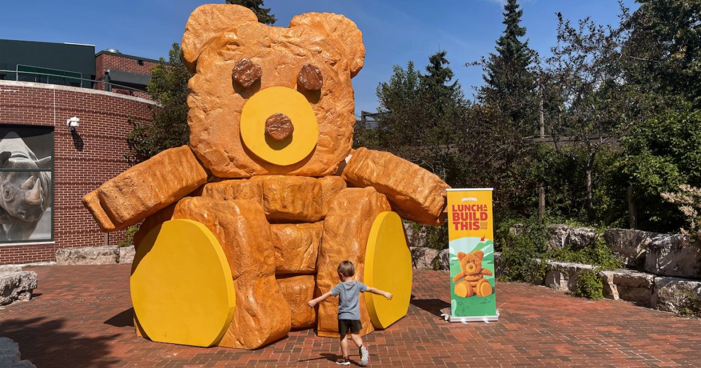 Adweek's tweet photo. 🧀 @RealLunchables launched the “Lunchabuild This” campaign developed by @GSP. Consumers are encouraged to post images of their own Lunchables builds on Instagram to enter a sweepstakes awarding 25 winners with $2,000 to spend on an educational experience. https://t.co/4zKv1VptYL https://t.co/9QQDFui5k3