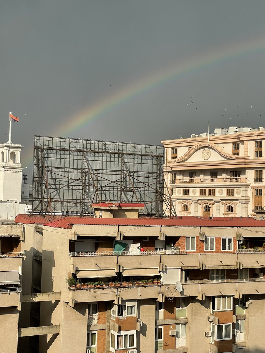 ZoranSk's tweet photo. Значи вистина е. Во седиштето на ВМРО е ќупот со злато. https://t.co/2IE2e8rZZG