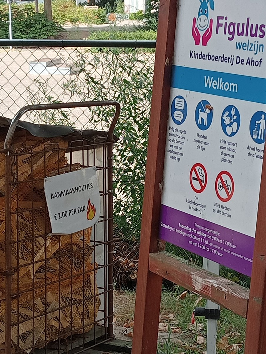 Daan_68's tweet photo. #Figulus welzijn #aalten @gemeente_aalten #kinderboerderij #DeAhof is #rookvrij, heel goed! Maar verkoopt wel #aanmaakhout voor de #houtkachel! Vergiftiging in eigen buurt is dus wel oké? @AntonStapelkamp https://t.co/tl0TwbRFSm