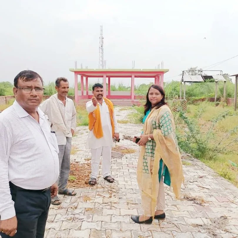 dprokiran's tweet photo. ग्राम पंचायत उस्पार, विकासखंड मथुरा, में ठोस अपशिष्ट प्रबंधन हेतु कूड़ा पृथक्करण केंद्र, सामुदायिक वर्मी कंपोस्ट, अमृत सरोवर आदि कार्यों को प्रारंभ कराया गया।।
साथ ही अंत्येष्टि स्थल परिसर में वृक्षारोपण और पुनरुद्धार हेतु निर्देश दिए गए। 🇮🇳🇮🇳🇮🇳
#स्वच्छभारतअभियान https://t.co/6Dpk2tAVJg