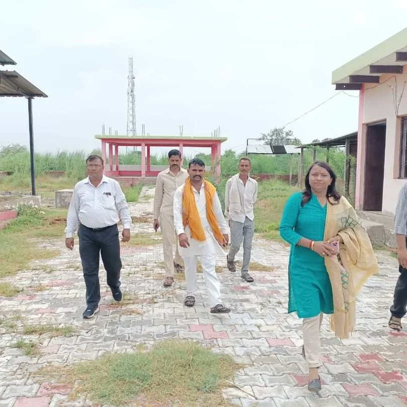 dprokiran's tweet photo. ग्राम पंचायत उस्पार, विकासखंड मथुरा, में ठोस अपशिष्ट प्रबंधन हेतु कूड़ा पृथक्करण केंद्र, सामुदायिक वर्मी कंपोस्ट, अमृत सरोवर आदि कार्यों को प्रारंभ कराया गया।।
साथ ही अंत्येष्टि स्थल परिसर में वृक्षारोपण और पुनरुद्धार हेतु निर्देश दिए गए। 🇮🇳🇮🇳🇮🇳
#स्वच्छभारतअभियान https://t.co/6Dpk2tAVJg