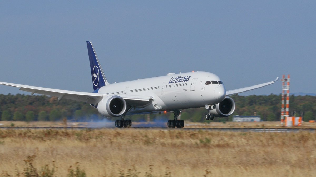 AileronAvFilms's tweet photo. Landing of the first #lufthansa #787Dreamliner at Frankfurt Airport: https://t.co/gRWHJoOR8y
@SpaethFlies @aeroTELEGRAPH @BoeingAirplanes https://t.co/3Yv7B2k6sb