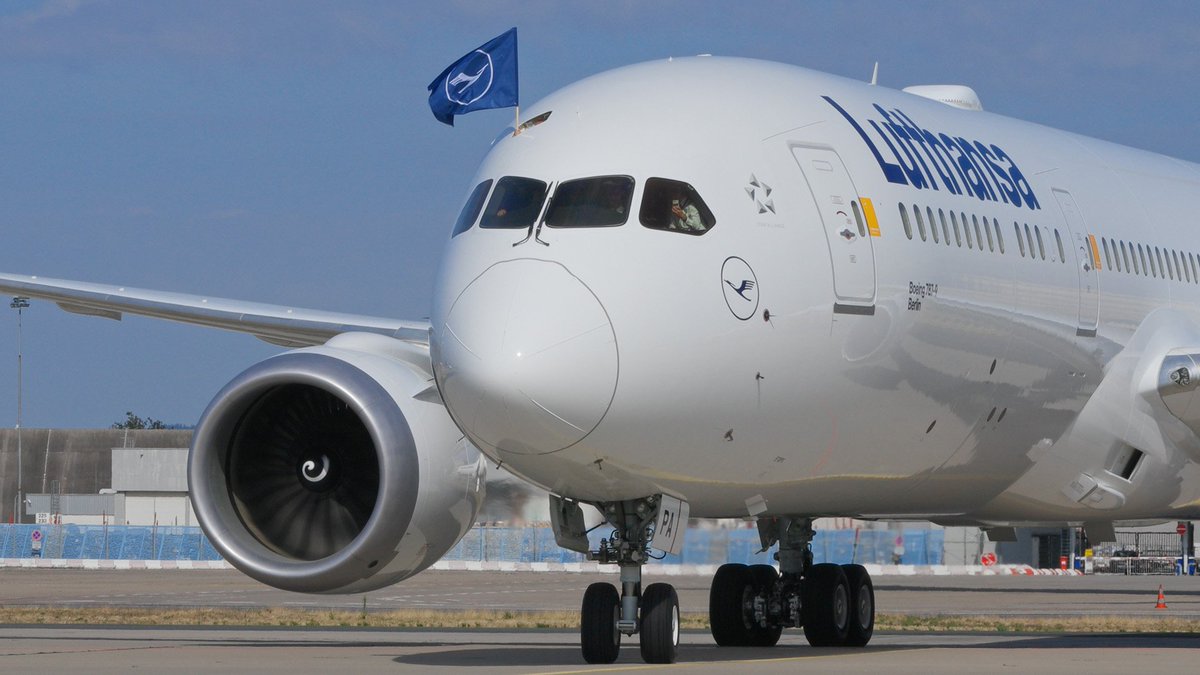 AileronAvFilms's tweet photo. Landing of the first #lufthansa #787Dreamliner at Frankfurt Airport: https://t.co/gRWHJoOR8y
@SpaethFlies @aeroTELEGRAPH @BoeingAirplanes https://t.co/3Yv7B2k6sb
