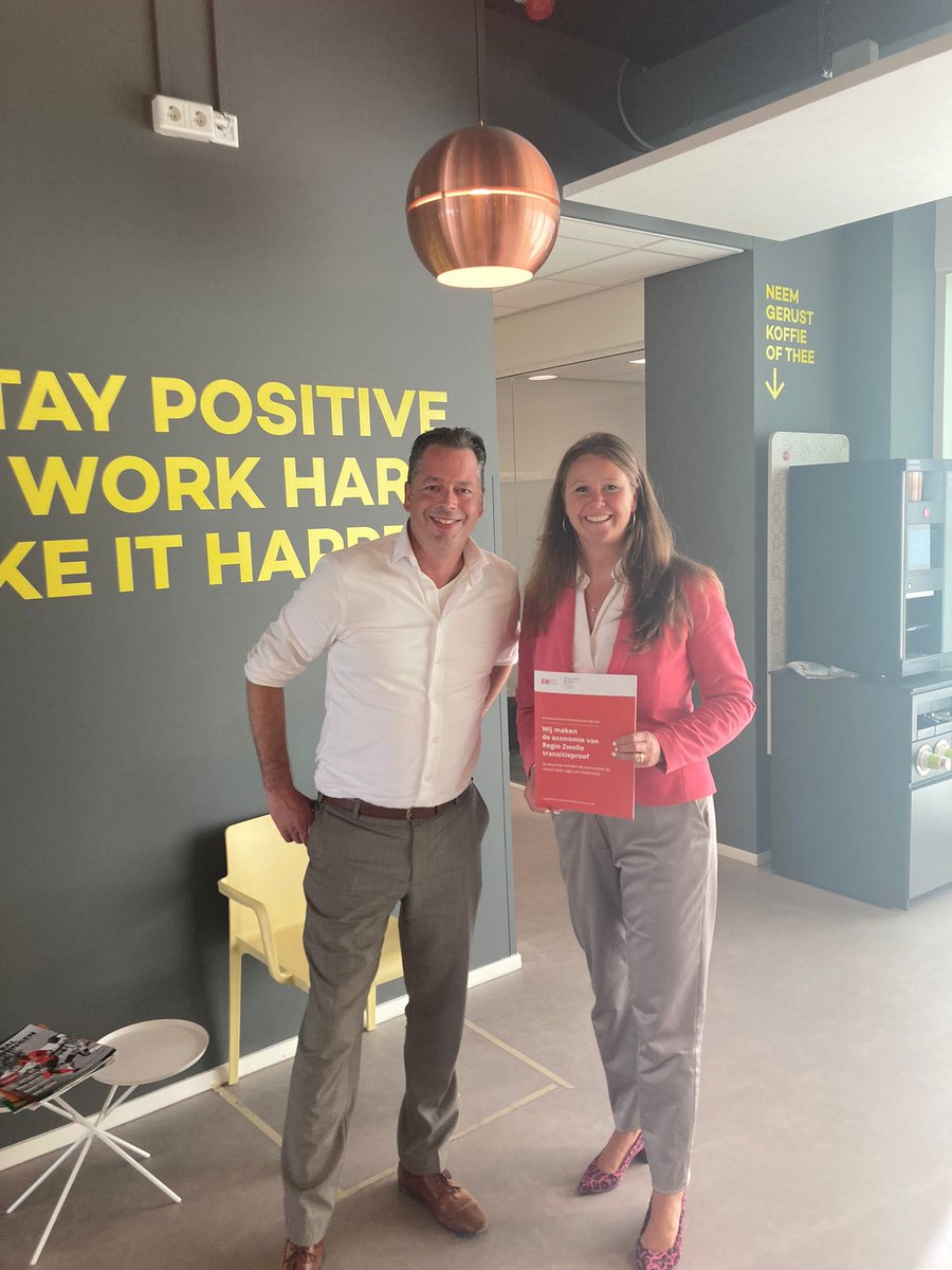 sabinekoebrugge's tweet photo. Leuke kennismaking met de kersverse directeur van @EBRegioZwolle @DennisMel. Allebei recent begonnen bij een Economic Board dus nuttig om ervaringen uit te wisselen. Bovendien altijd goed als buurregio’s met elkaar kunnen samenwerken 💪

#EBNN #EBRZ @EconomicBoardNN https://t.co/HwLFNZu9se