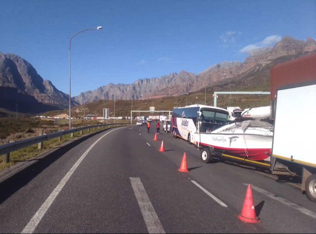 vuyanitrans's tweet photo. Wind causing havoc at the Huguenot tunnel, trucks cannot go through. 2 trucks already overturned
@cityofctalerts
@capetownfreeway
@rsa_trucker
@satrafficalert
@netstartraffic
@trafficsa
@capetalk
@heartfmnews
@goodhopefm
@ewntraffic
@arrivealive https://t.co/EGsjiiWHWG