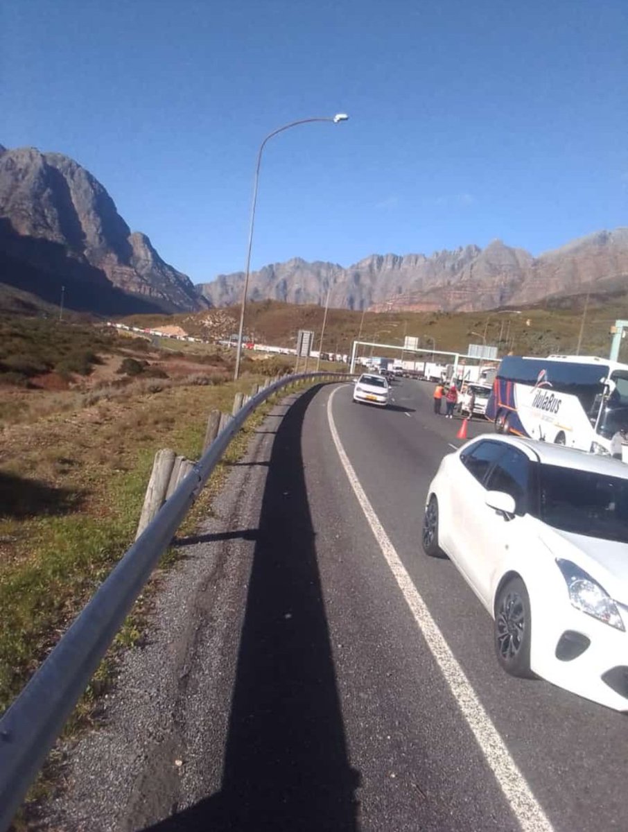 vuyanitrans's tweet photo. Wind causing havoc at the Huguenot tunnel, trucks cannot go through. 2 trucks already overturned
@cityofctalerts
@capetownfreeway
@rsa_trucker
@satrafficalert
@netstartraffic
@trafficsa
@capetalk
@heartfmnews
@goodhopefm
@ewntraffic
@arrivealive https://t.co/EGsjiiWHWG