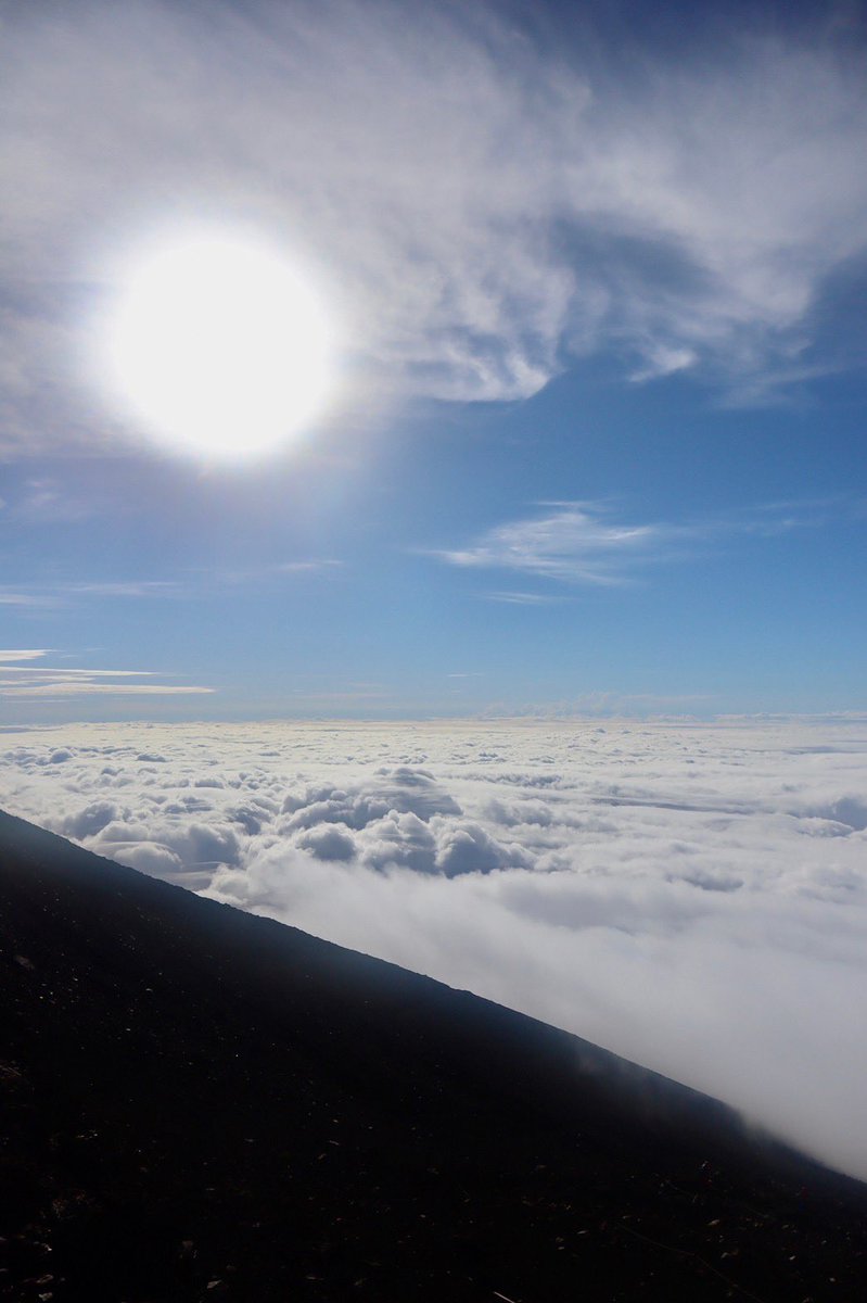 t_ernofficial's tweet photo. 富士山登頂してきた🗻♥️
脚パンパンすぎて動けね〜！
余韻すごいし達成感ハンパない☺︎ https://t.co/PC0LeduGB6