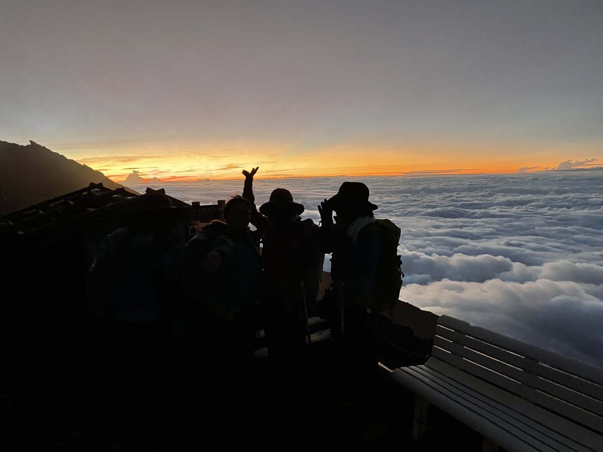 t_ernofficial's tweet photo. 富士山登頂してきた🗻♥️
脚パンパンすぎて動けね〜！
余韻すごいし達成感ハンパない☺︎ https://t.co/PC0LeduGB6