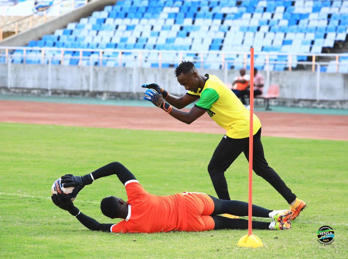 Tanfootball's tweet photo. Kocha wa Magolikipa wa Timu ya Taifa “Taifa Stars” Juma Kaseja akiwaelekeza magolikipa Aishi Manula, Abutwalib Mshery na Beno Kakolanya kwenye mazoezi ya kujiandaa na mchezo wa pili kufuzu CHAN dhidi ya Uganda utakaochezwa Septemba 3, 2022 Kampala, Uganda.
@TaifaStars_ https://t.co/4DK2sUzi2r