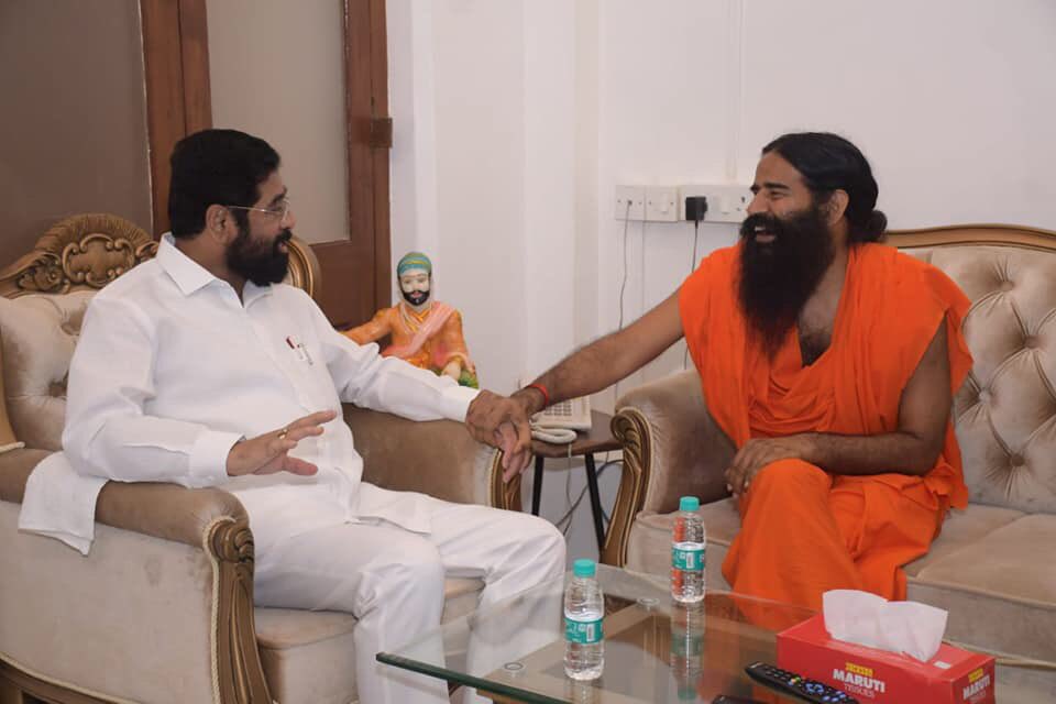 IANSKhabar's tweet photo. योग गुरु रामदेव (#GuruRamdev) ने #महाराष्ट्र के मुख्यमंत्री एकनाथ शिंदे (#EknathShinde) से मुलाकात की।
@mieknathshinde @yogrishiramdev https://t.co/N3ywx14ZEA