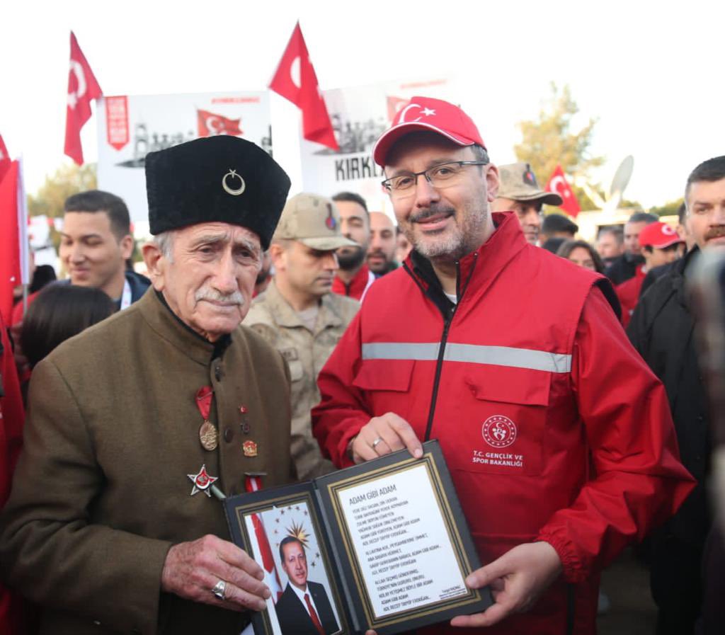 kasapoglu's tweet photo. Başımız sağ olsun...

Çanakkale Gazimiz Hüseyin Kaçmaz’ın oğlu Turgut Amcamız, bu yıl Zafertepe’de katıldığımız programda Hakk’a yürüdü. Birçok etkinliğimizde kahramanlarımızı yan yana anmıştık.

Merhuma Allah'tan rahmet, tüm sevenlerine ve ailesine başsağlığı diliyorum. https://t.co/3k5YCGveBw