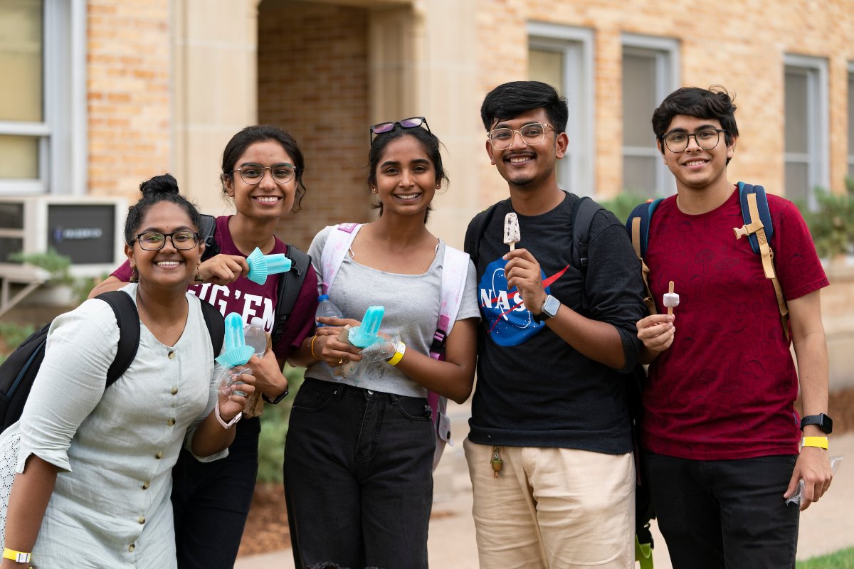 TAMU's tweet image. 🍦 We kicked off the fall semester with ice cream, games, &amp;amp; networking for all of our @TAMUGradSchool Aggies yesterday!

We&apos;re glad you&apos;re here, graduate and professional students! 👍 #tamu