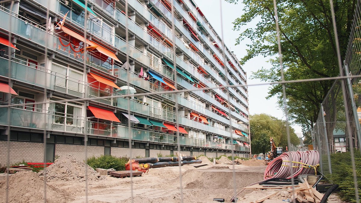 gem_groningen's tweet photo. Wijkvernieuwing is meer dan het verbeteren van woningen. Benieuwd wat er allemaal bij komt kijken? Vanaf zaterdag 3 september kun je de verschillende onderdelen van wijkvernieuwing volgen in de serie Kijk in de Wijk op OOGTV 📽️👉 https://t.co/42HNz5ENxS https://t.co/0X6YeRjBwG