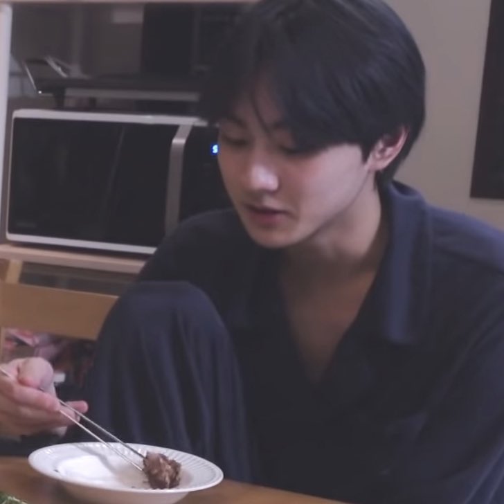 มีใครทำวิจัยปะว่าทำไมจองวอนใส่ชุดนอนแล้วมันหล่อแตกแตนขนาดนั้น