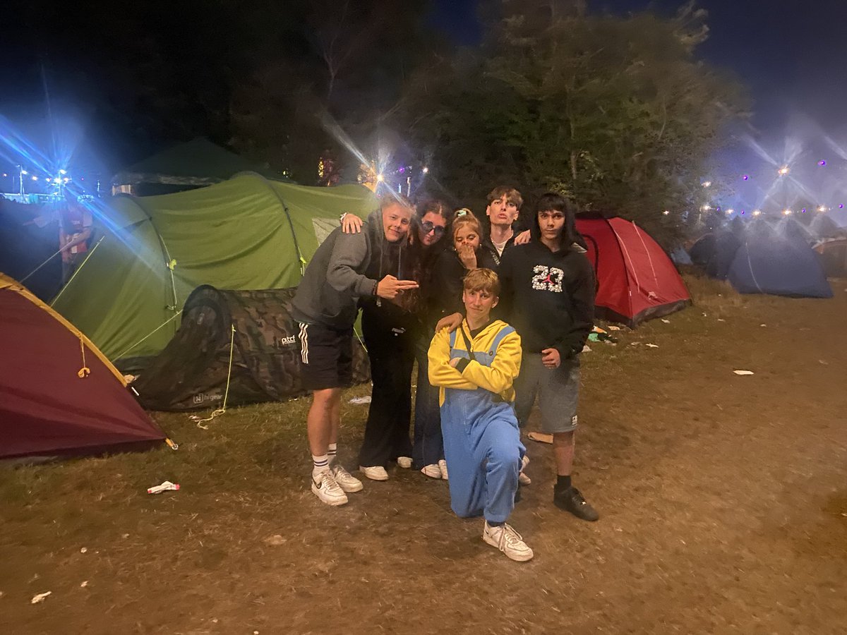 harveylister_'s tweet photo. twitter pls do your thing help thomas find his oxfam friend. we were with her by the minion and his lost minion friend on saturday 🙏🏻 #readingfestival #RandL22 @ThomasBraniff2 https://t.co/Z49R2vgLAu