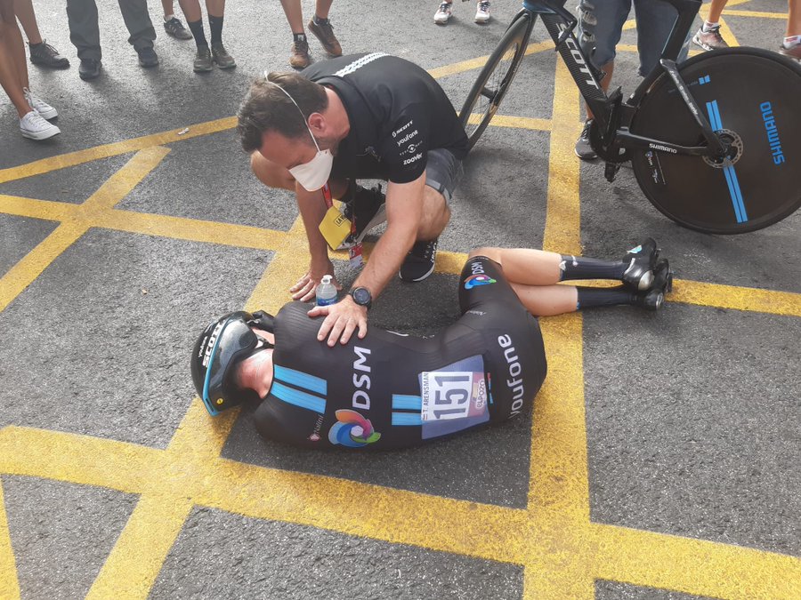 Thymen Arensman collapses after Vuelta a Espana time-trial |  CyclingUpToDate.com
