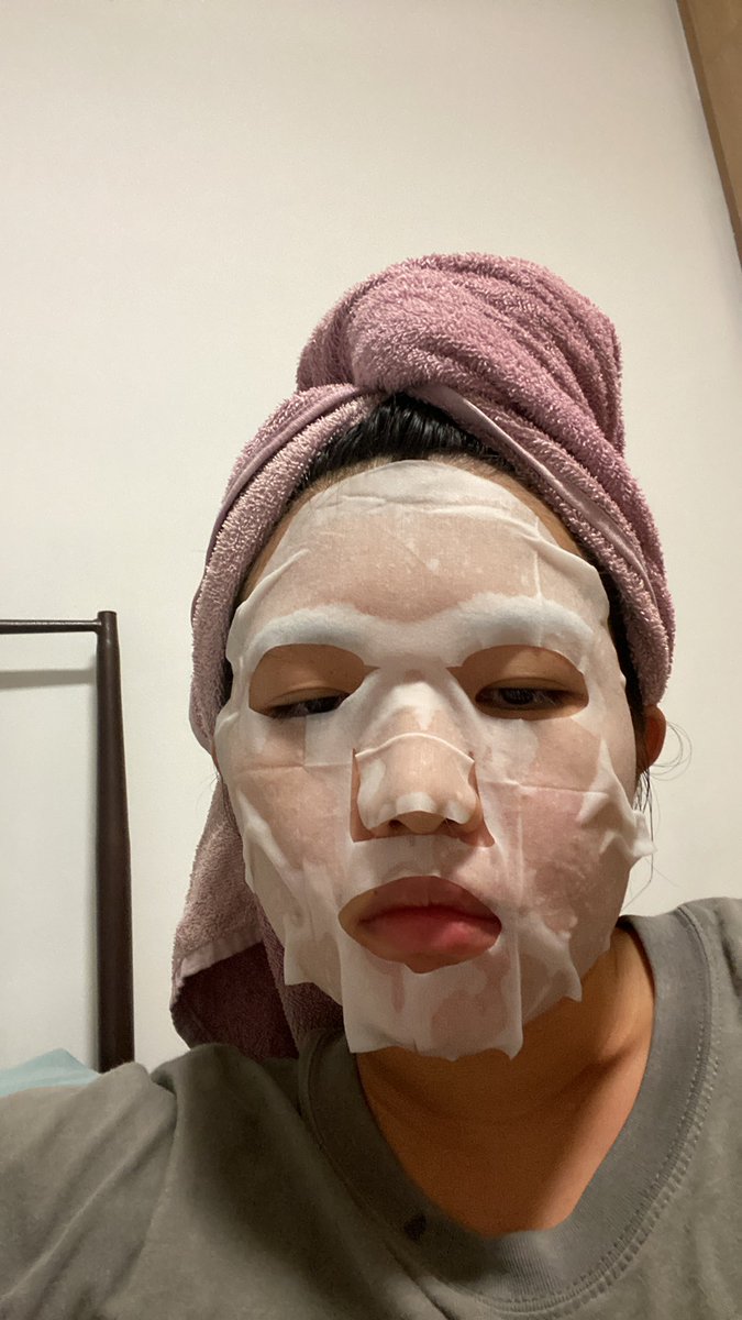 konstancelim's tweet photo. Low key panicked when I couldn’t log into my bank thinking I got hacked when really it was wearing a sheet mask and couldn’t get pass face verification https://t.co/H28aa3coJt