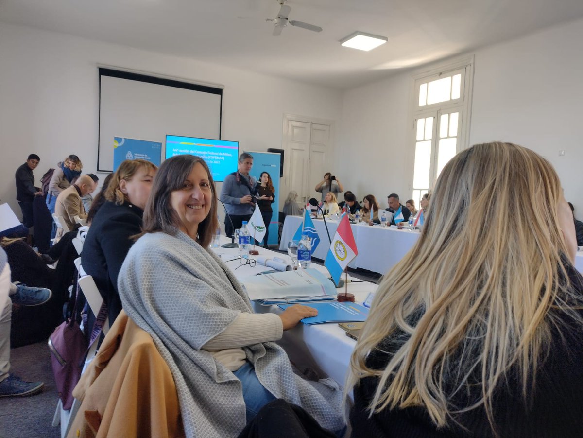 PatriciaChialvo's tweet photo. Con las autoridades de Niñez del @GobSantaFe y @MinDesarrolloSF  esperando el inicio de la 44a Sesión del Consejo Federal de Niñez, Adolescencia y Familia en SENAF
@lussito 
@ColmegnaInes 
@77Tucu https://t.co/WRqeBbWVnU
