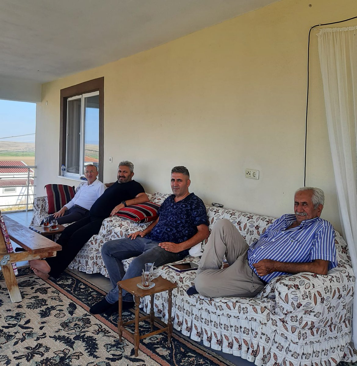 ercanirmak18's tweet photo. Kızılırmak Karadibek Köyünde Ali Karabuğa kardeşimin davetine icabet edip, annemizin yaptığı Çankırmızın meşhur Kürt Pilavının lezzetine baktık. 
Kıymetli misafirperverliği ve emeklerinden dolayı kendilerine teşekkür ederim.
Ne varsa köylümüzde var; samimiyet, tevazu... https://t.co/zURtHxKVVO